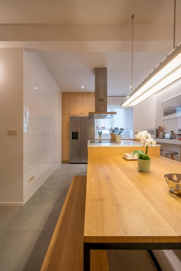Cocina completa en madera con despensas a techo · vista 2