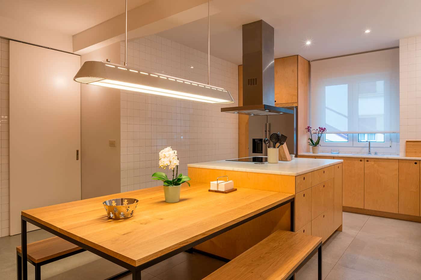 Cocina completa en madera con despensas a techo · vista 7