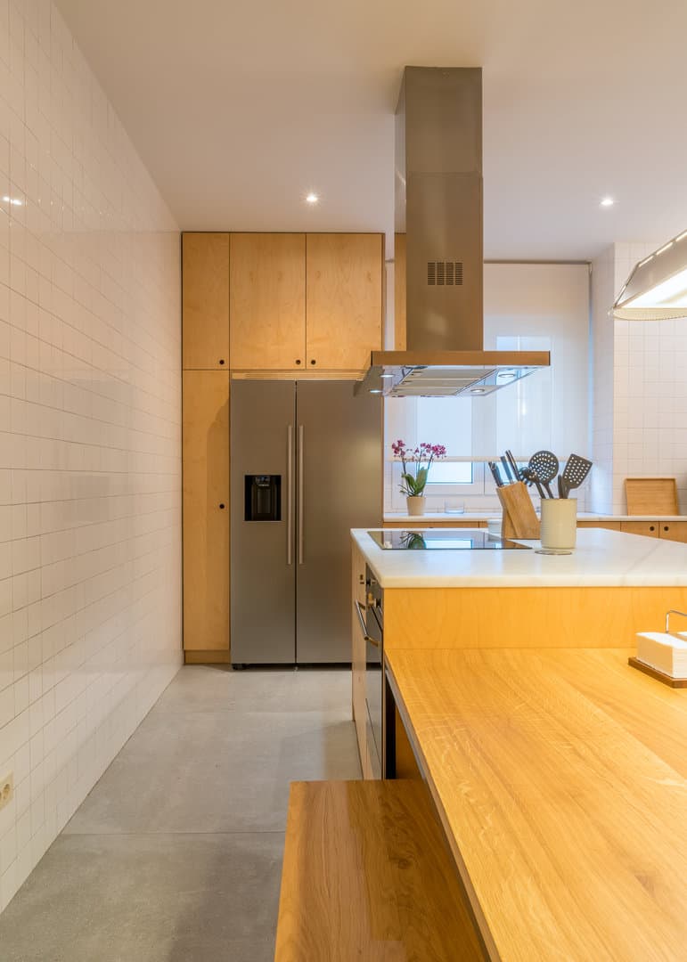 Cocina completa en madera con despensas a techo · vista 9