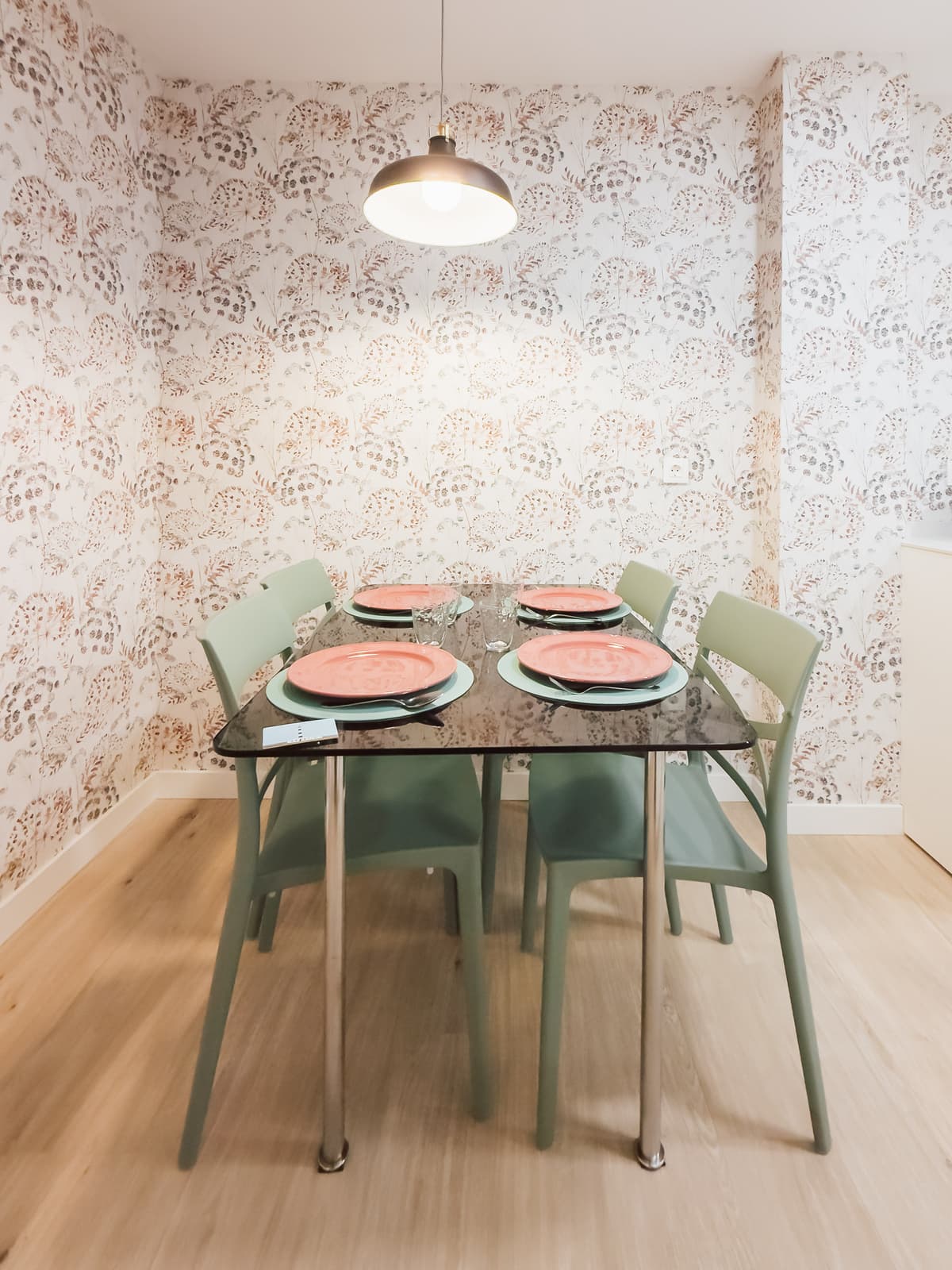 Cocina galley blanca con papel pintado floral · vista 10