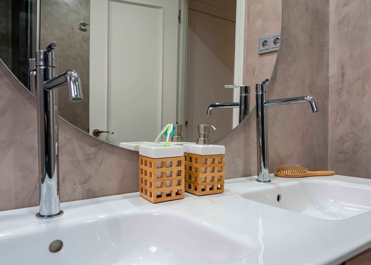Diseño de baño moderno en cemento y cristal · vista 3