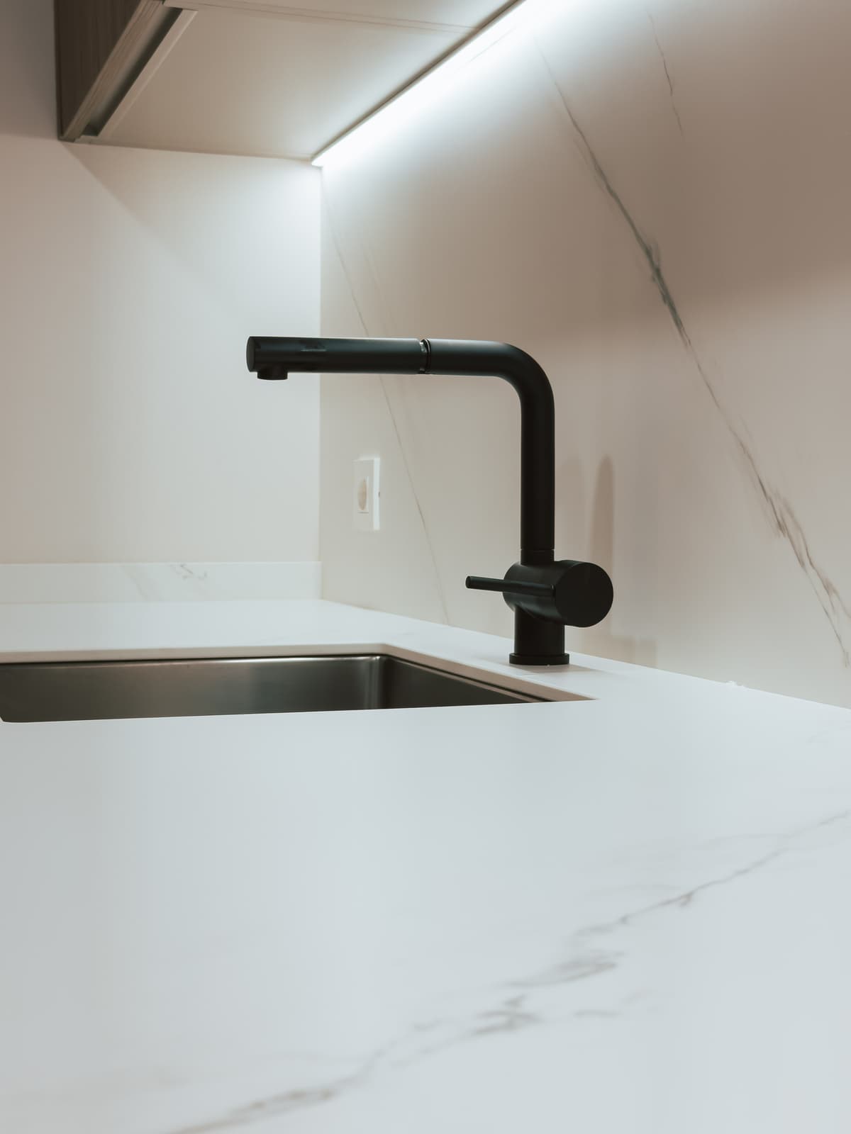 Reforma integral con cocina nogal y salón con iluminación LED · vista 7