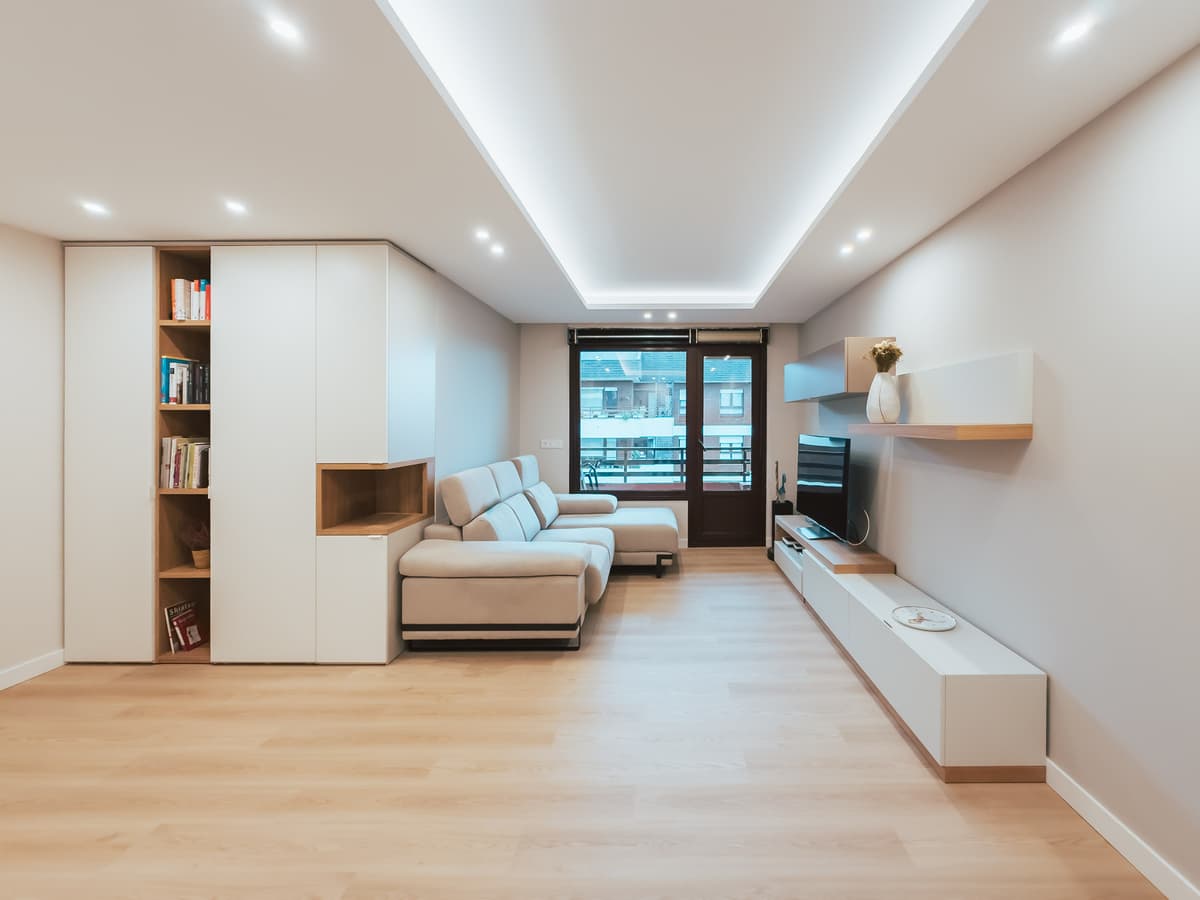Reforma integral con cocina nogal y salón con iluminación LED · vista 2
