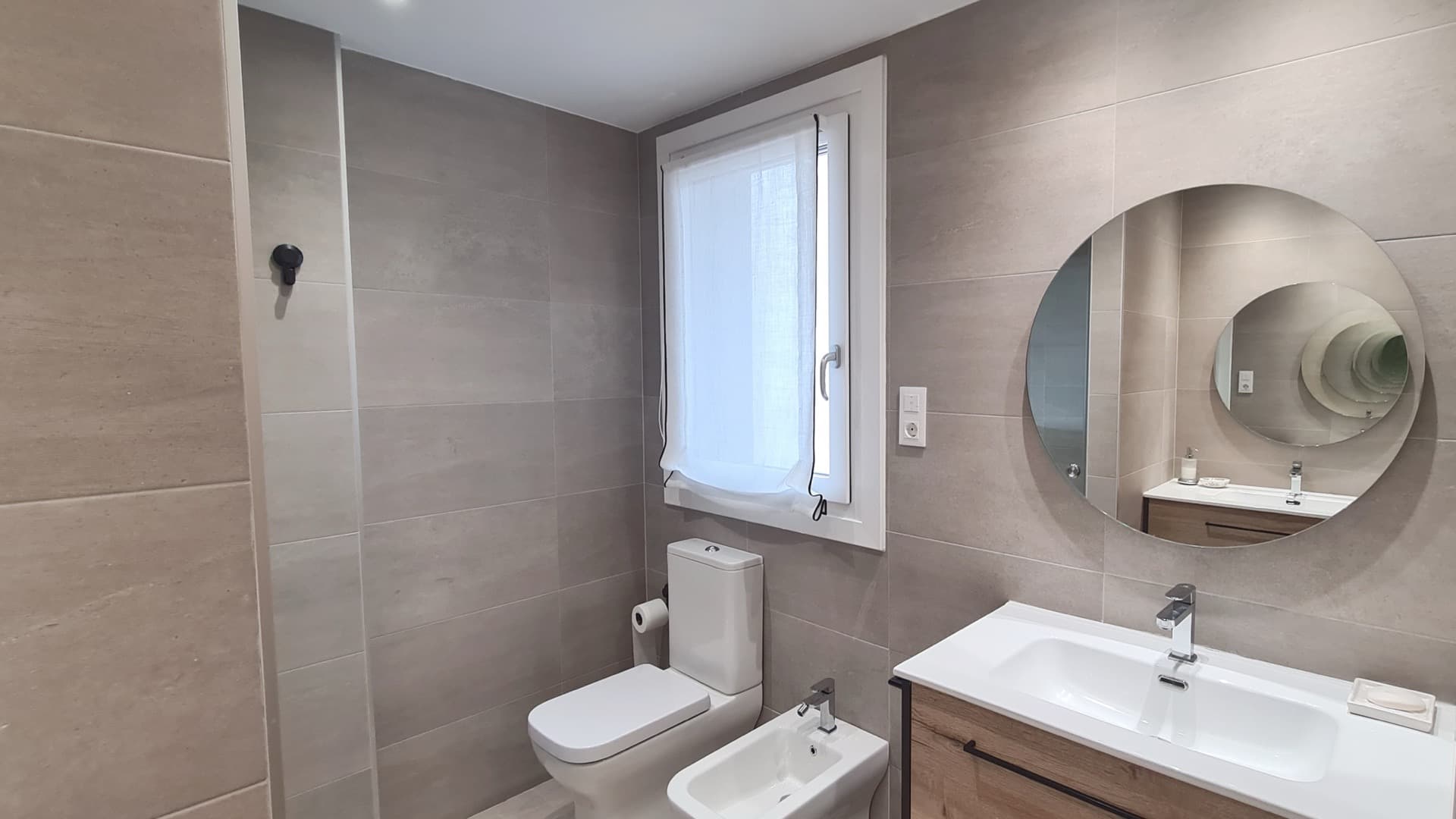 Baño pequeño reformado en Bilbao con ducha y mueble suspendido