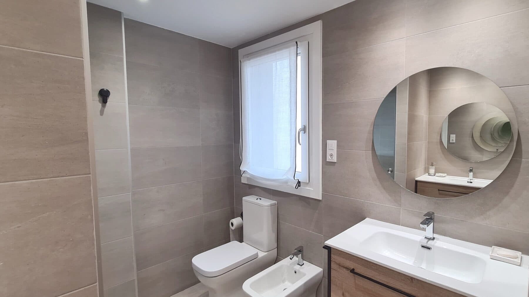 Baños en Getxo integrados en la reforma de la vivienda - referencia visual 2 en Getxo