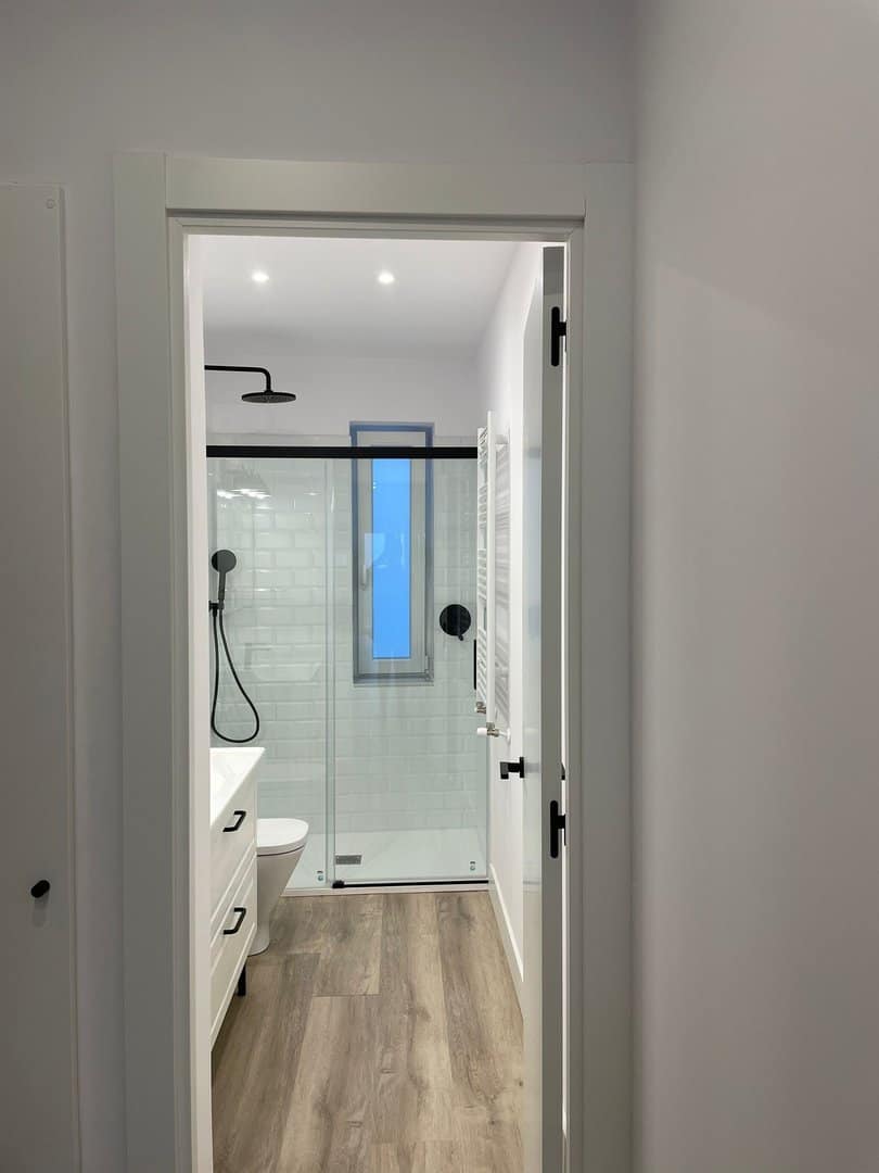 Baño blanco con azulejo tipo metro