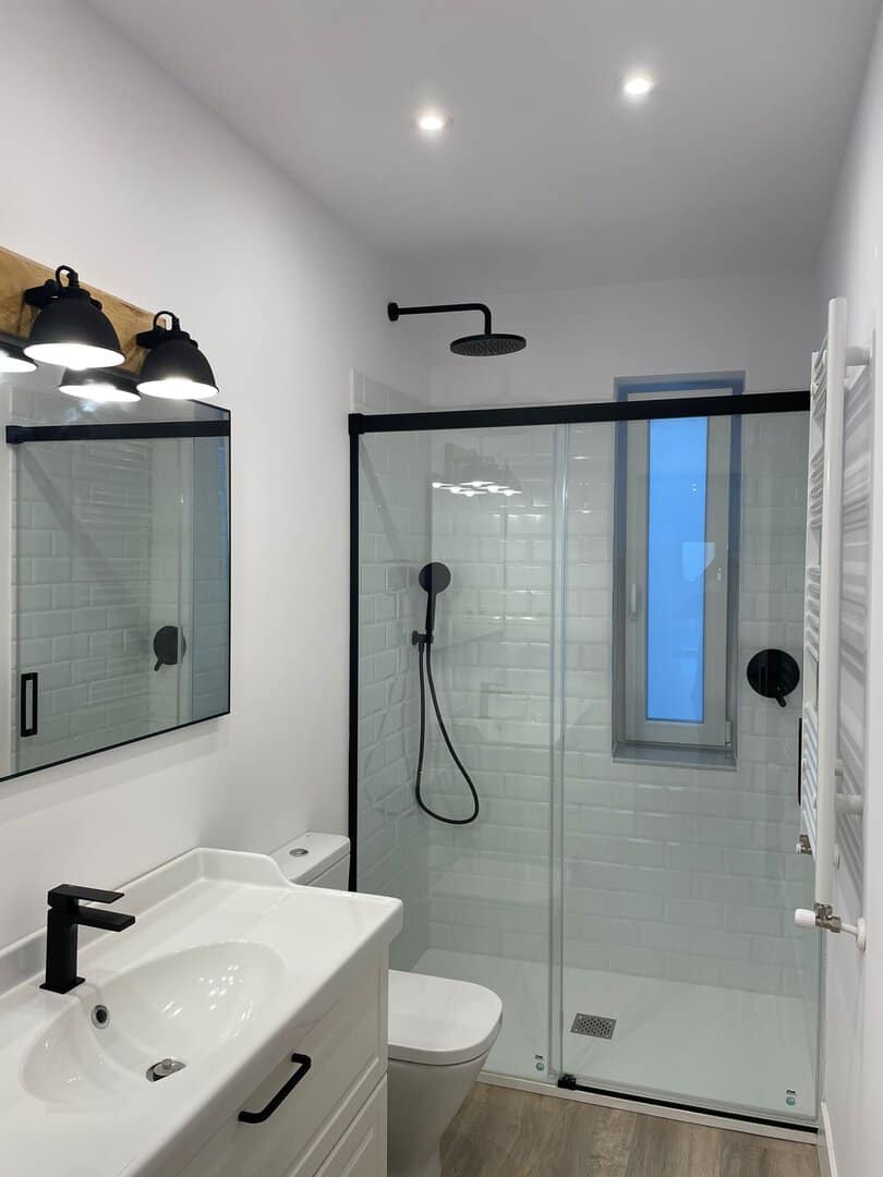 Baño blanco con azulejo tipo metro - Imagen 1