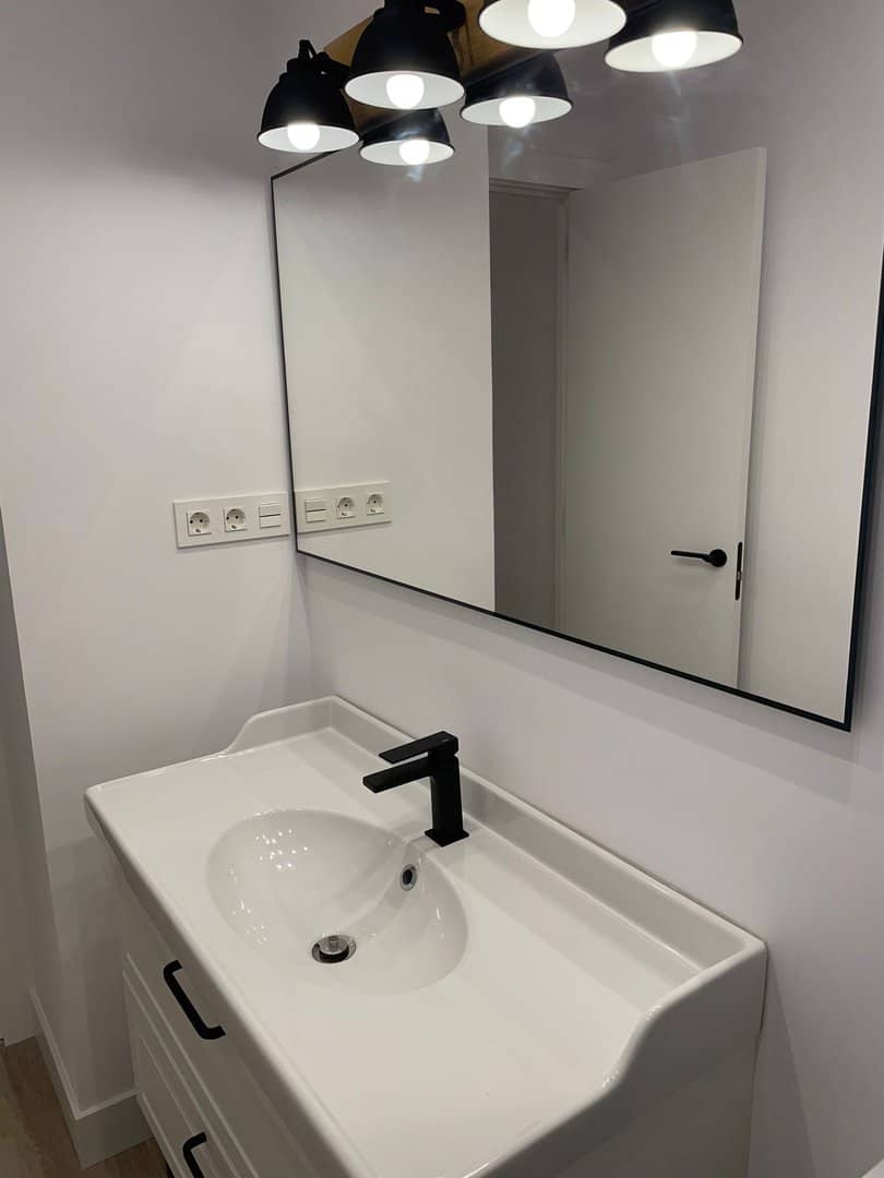 Baño blanco con azulejo tipo metro - Imagen 2