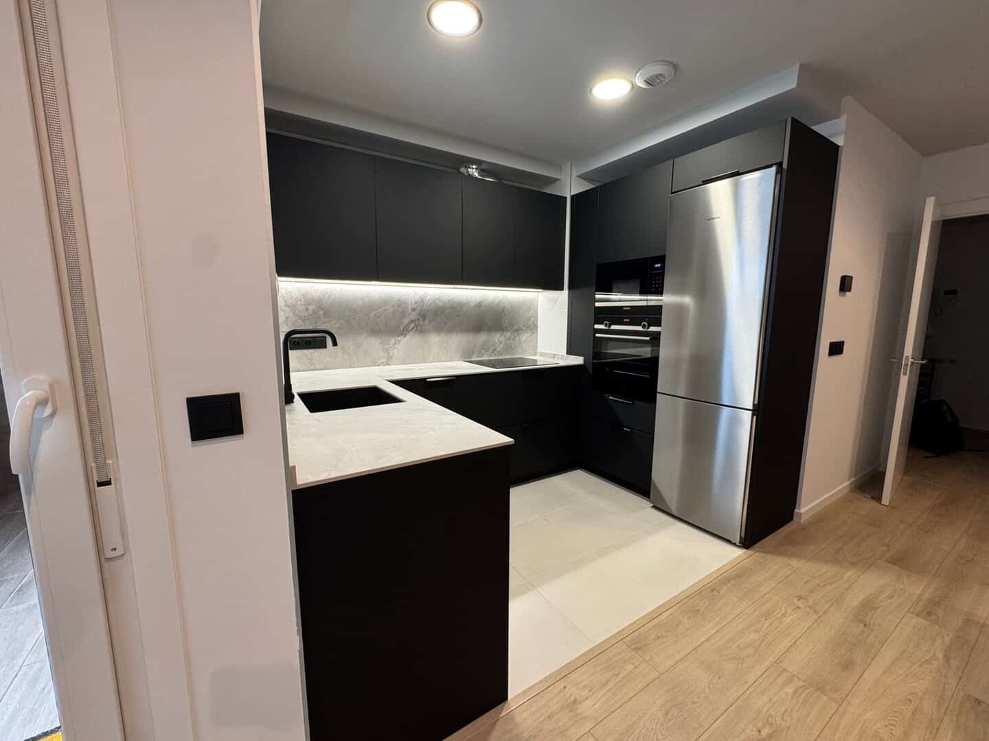 Cocina abierta al salón con diseño diáfano