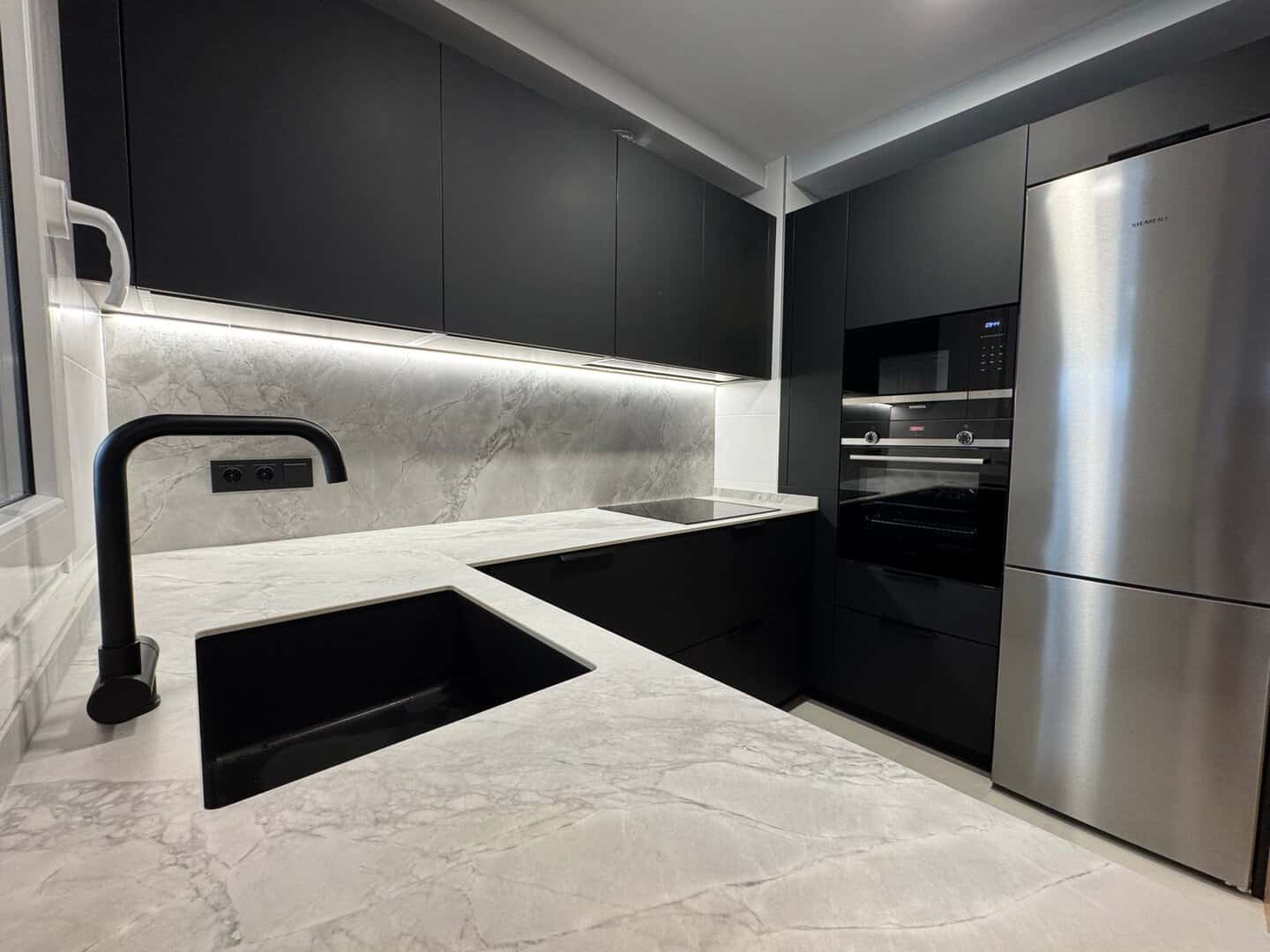 Cocina abierta al salón con diseño diáfano - Imagen 1