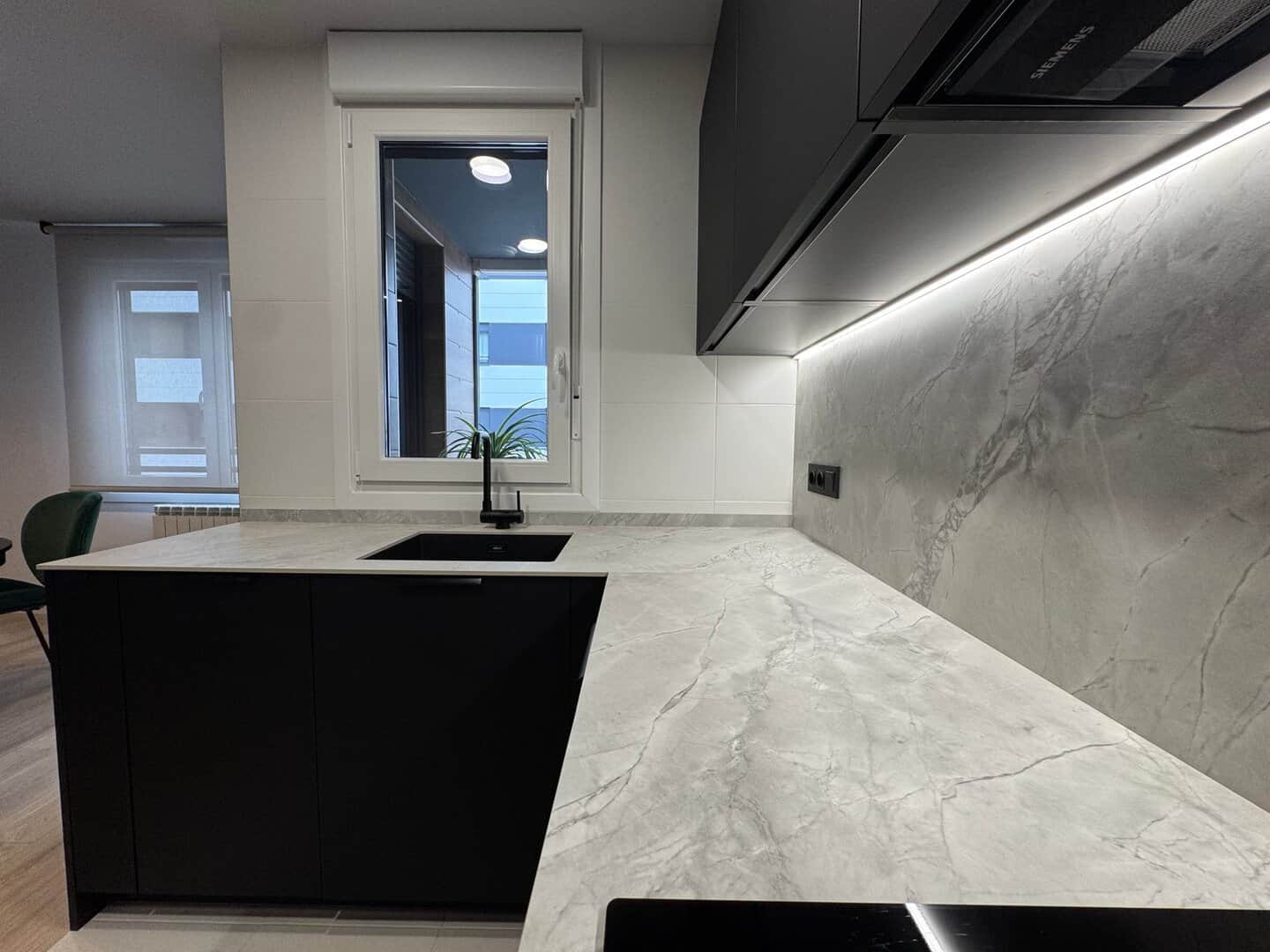 Cocina abierta al salón con diseño diáfano - Imagen 3