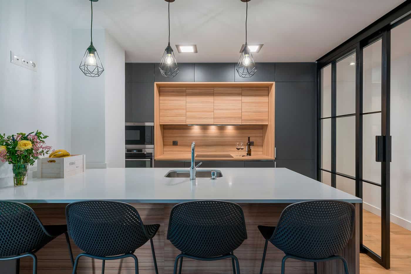 Cocina en color antracita tipo puente - Imagen 1