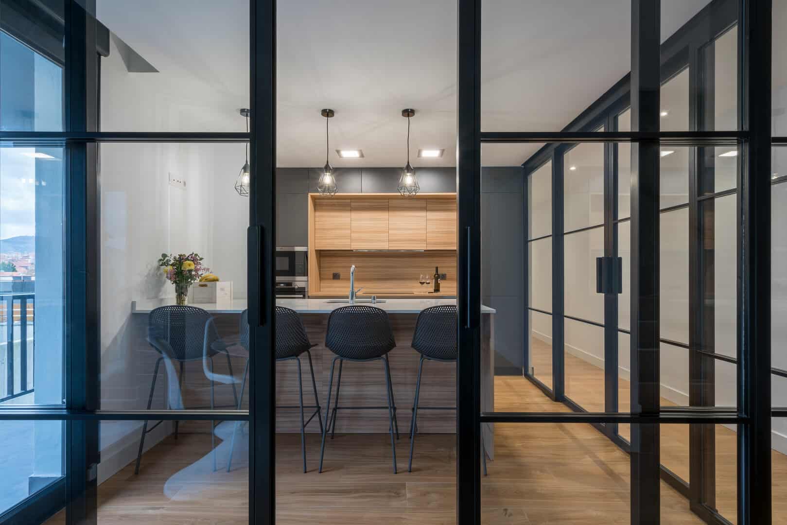 Cocina en color antracita tipo puente - Imagen 3