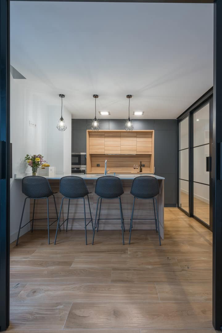 Cocina en color antracita tipo puente - Imagen 4