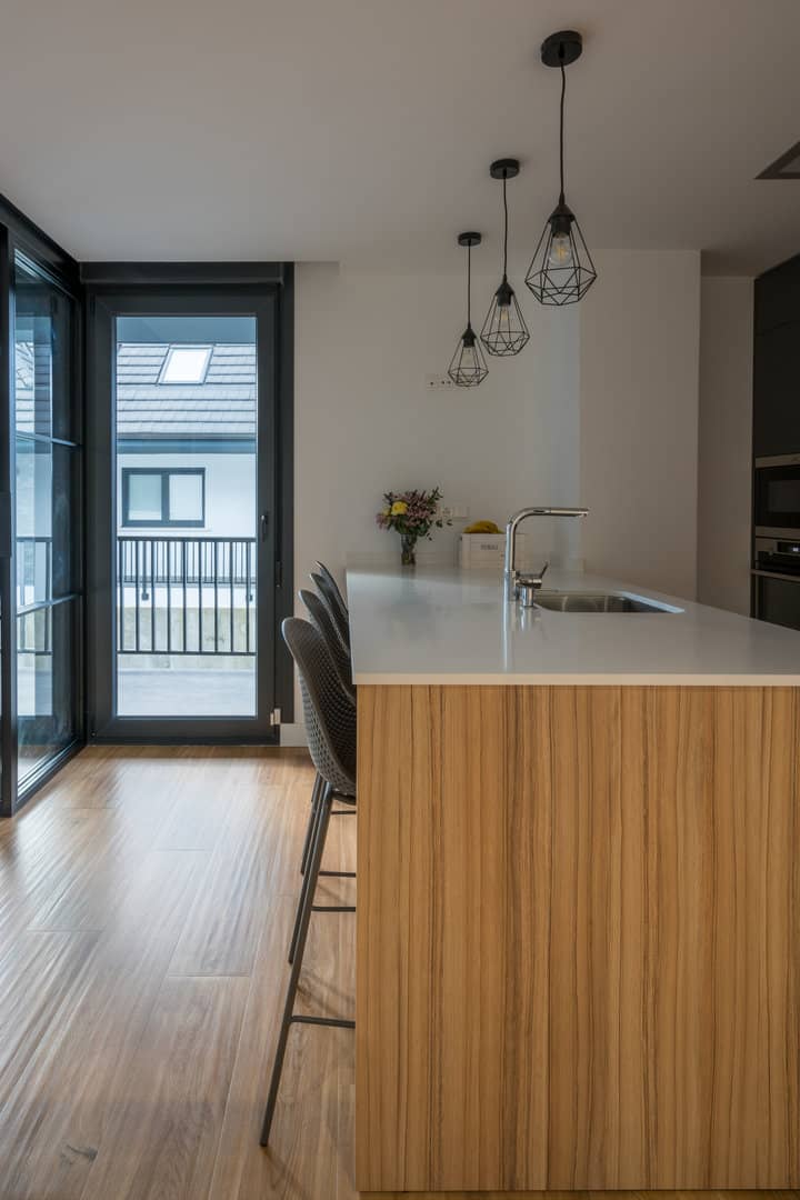 Cocina en color antracita tipo puente - Imagen 7