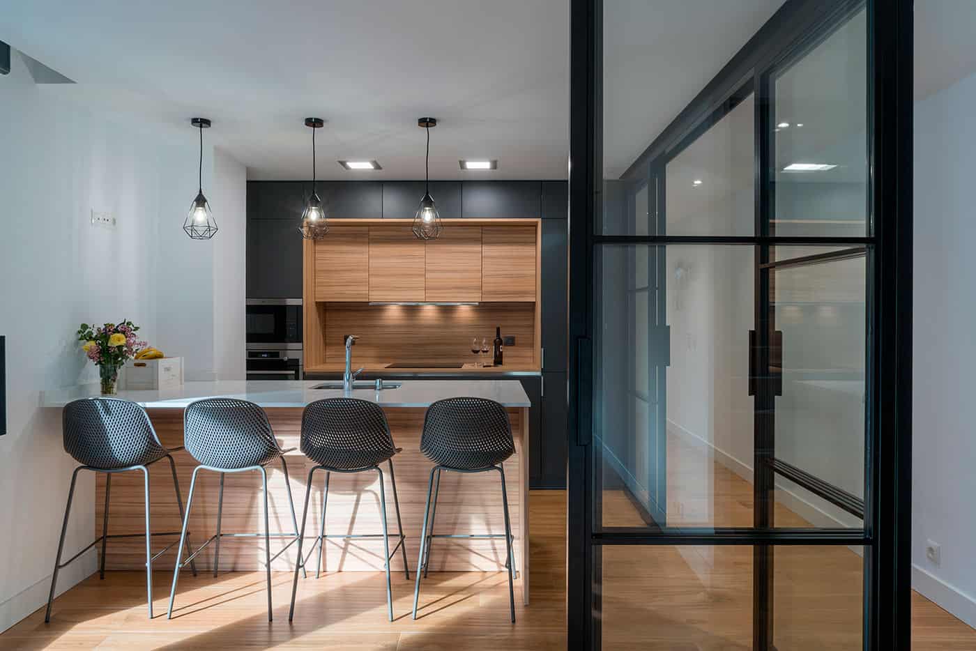 Cocina en color antracita tipo puente - Imagen 9