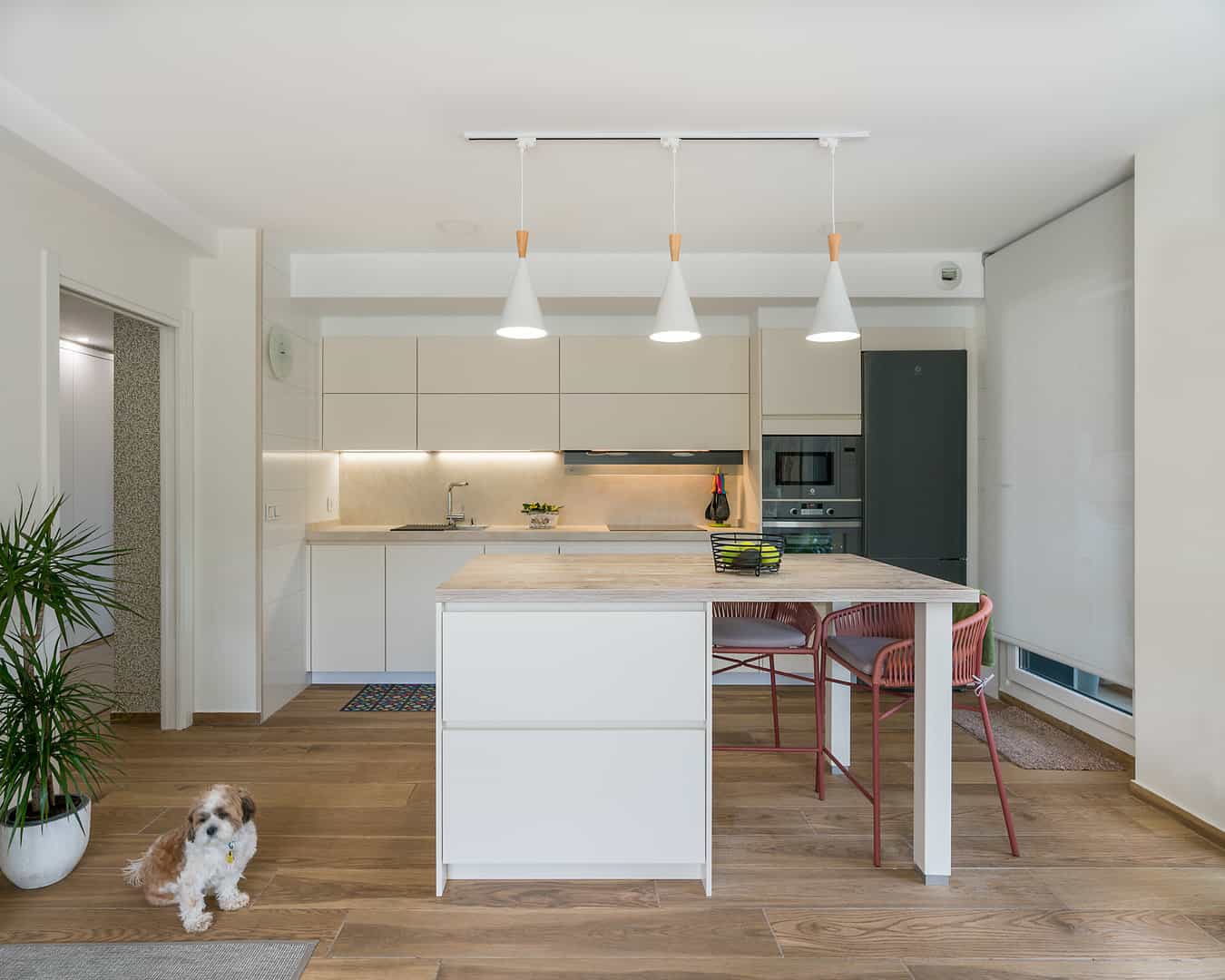 Cocina color arena abierta a salón