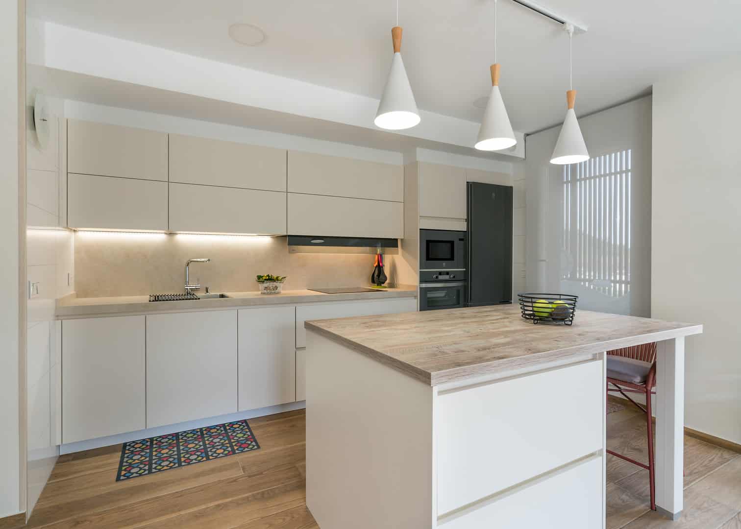 Cocina color arena abierta a salón - Imagen 1