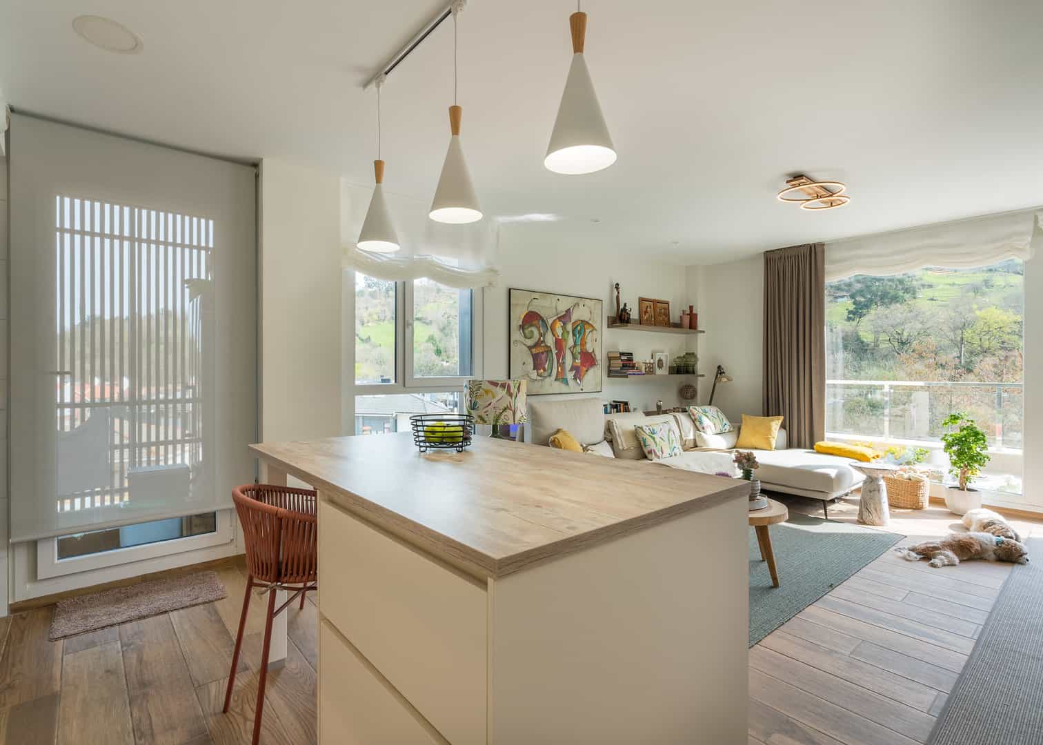 Cocina color arena abierta a salón - Imagen 2