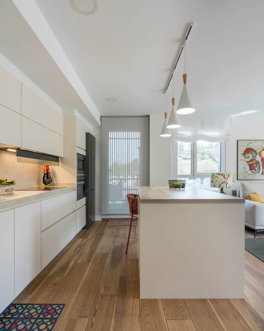 Cocina color arena abierta a salón - Imagen 3