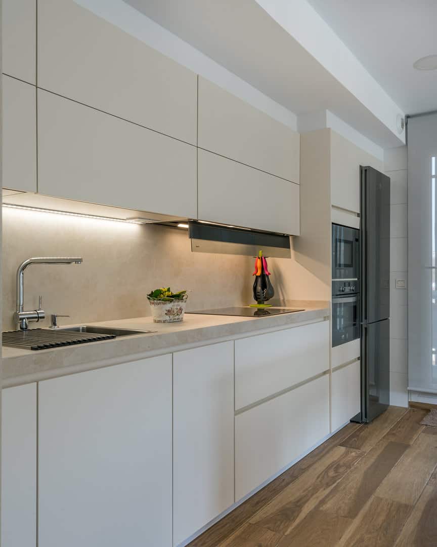 Cocina color arena abierta a salón - Imagen 4