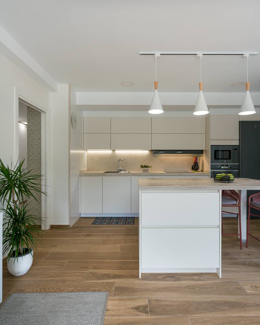 Cocina abierta al salón reformada en Bilbao