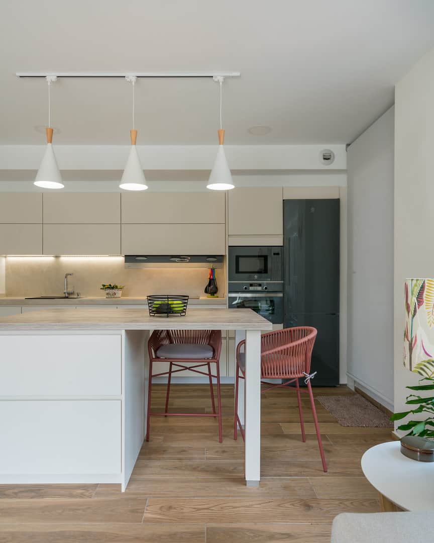 Cocina color arena abierta a salón - Imagen 6