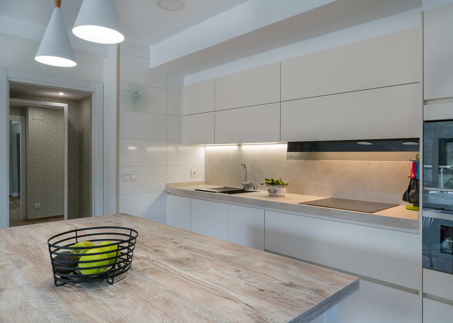 Cocina color arena abierta a salón - Imagen 7