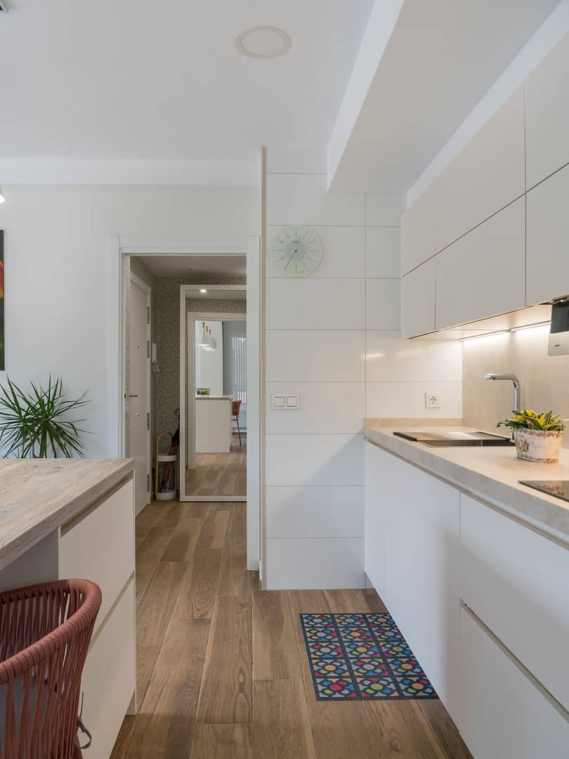 Cocina color arena abierta a salón - Imagen 8