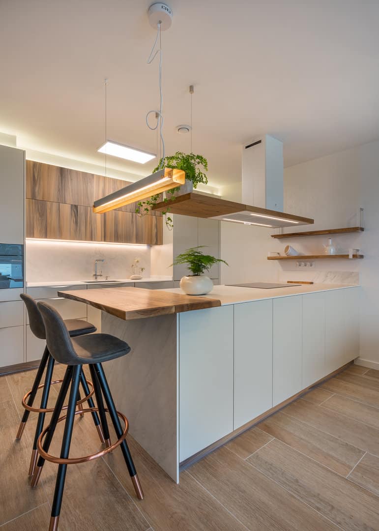 Cocina con barra de madera de roble natural