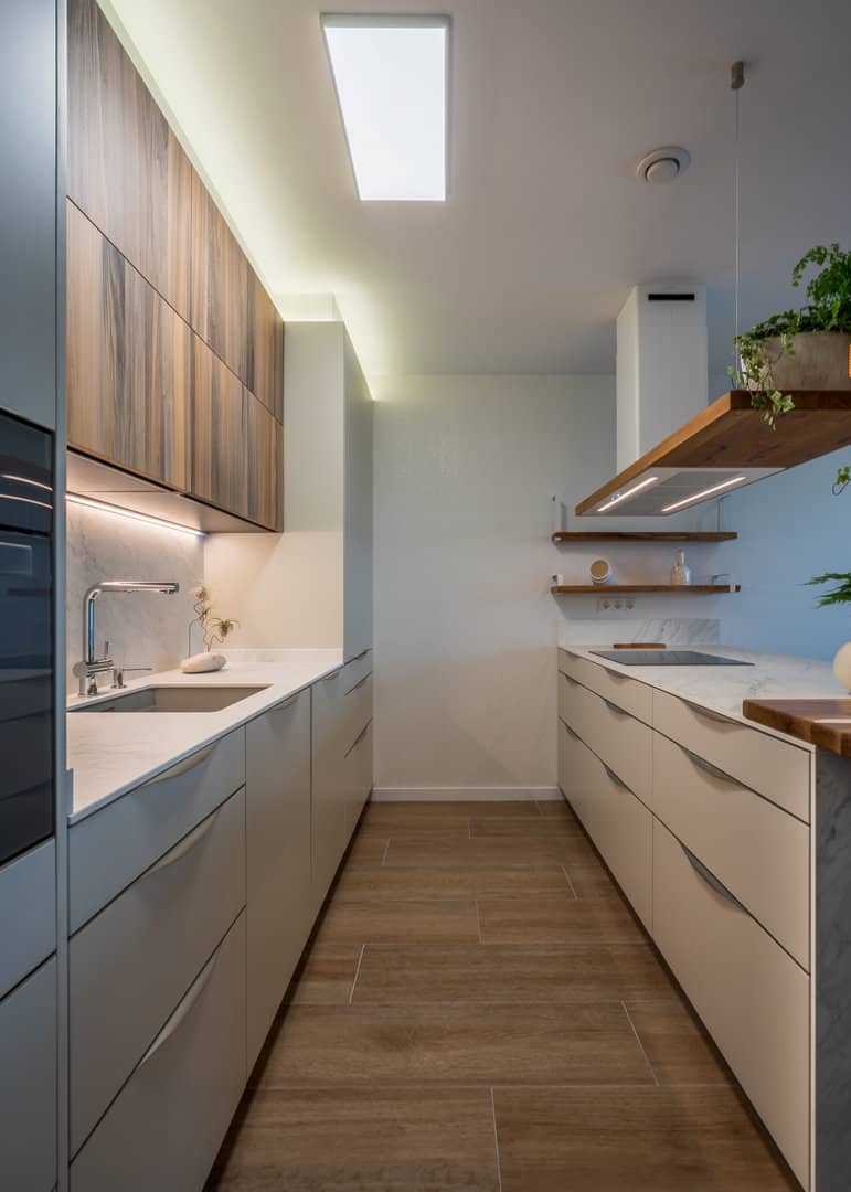 Cocina con barra de madera de roble natural - Imagen 1