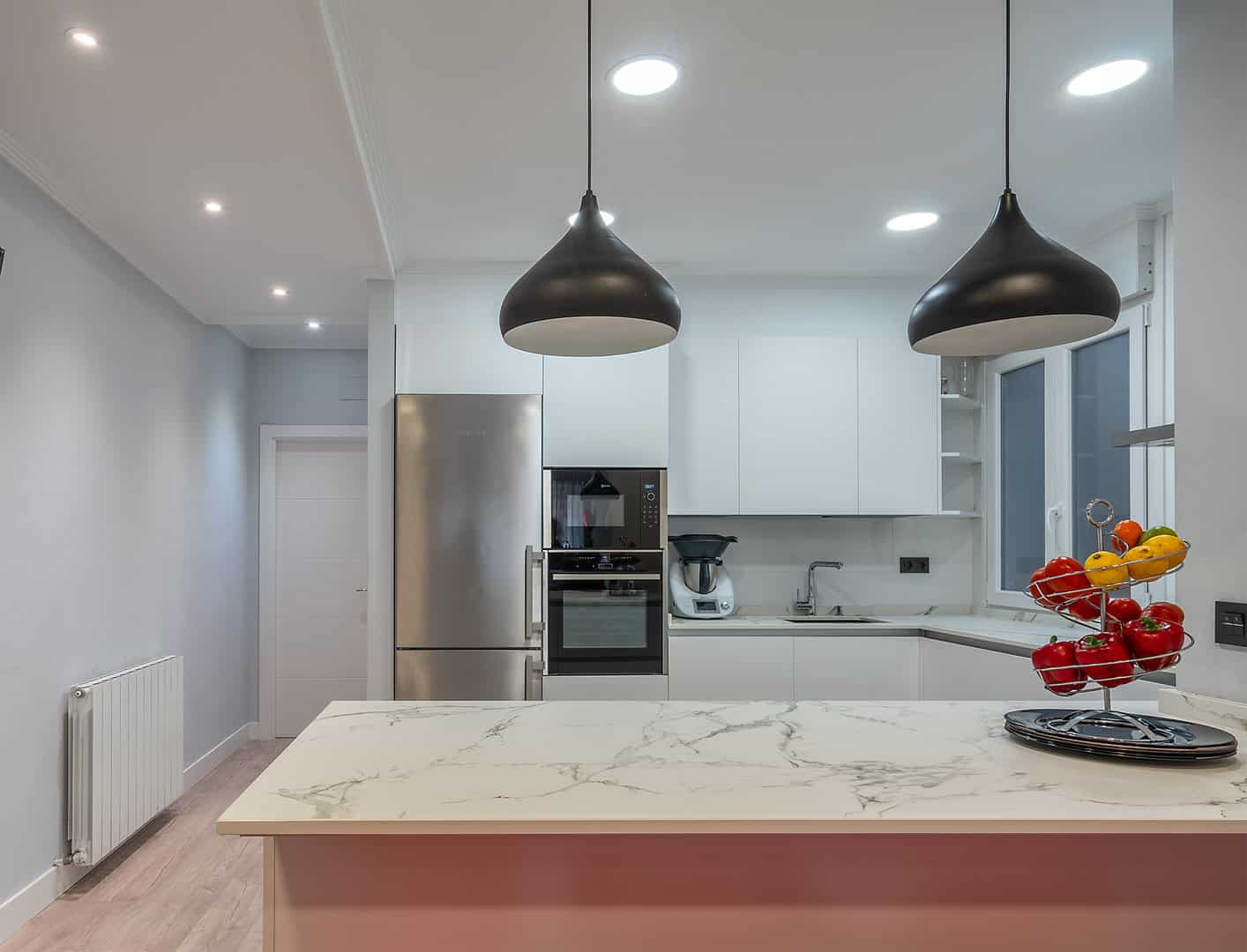 Cocina blanca sin tirador con apertura push