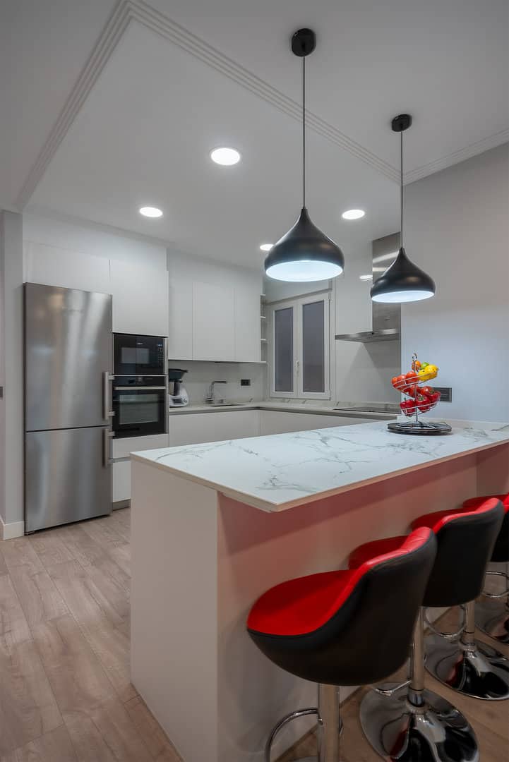 Cocina blanca sin tirador con apertura push - Imagen 2