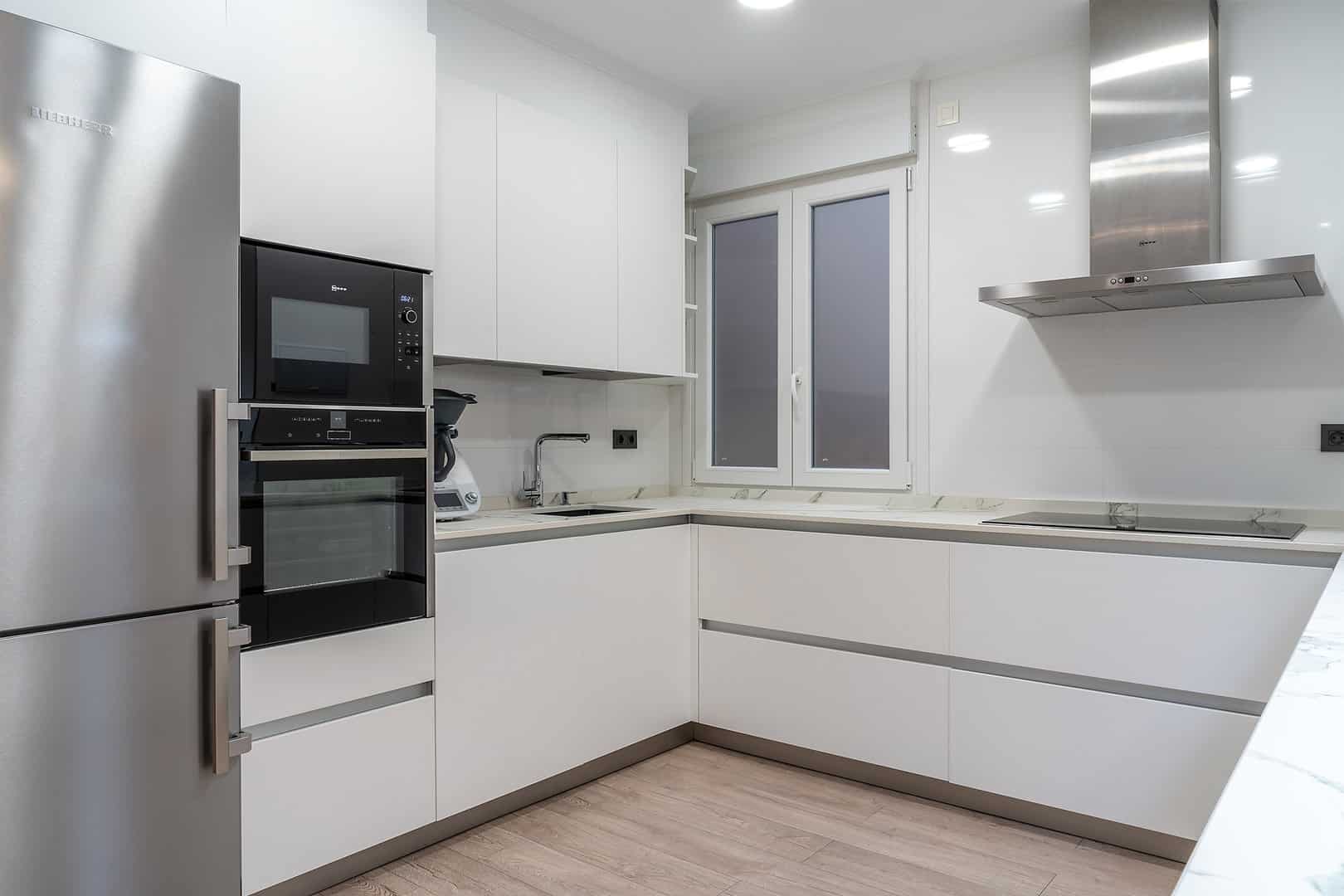 Cocina blanca sin tirador con apertura push - Imagen 5