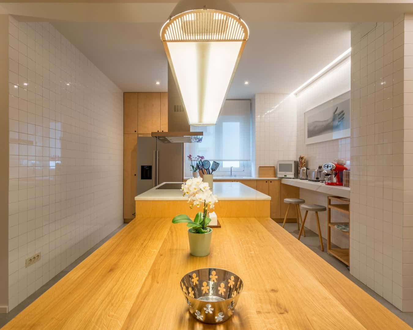 Cocina completa en madera con despensas a techo