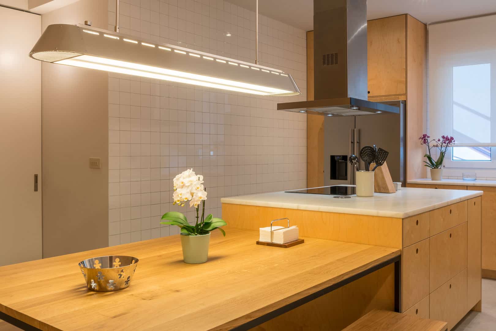 Cocina completa en madera con despensas a techo - Imagen 7