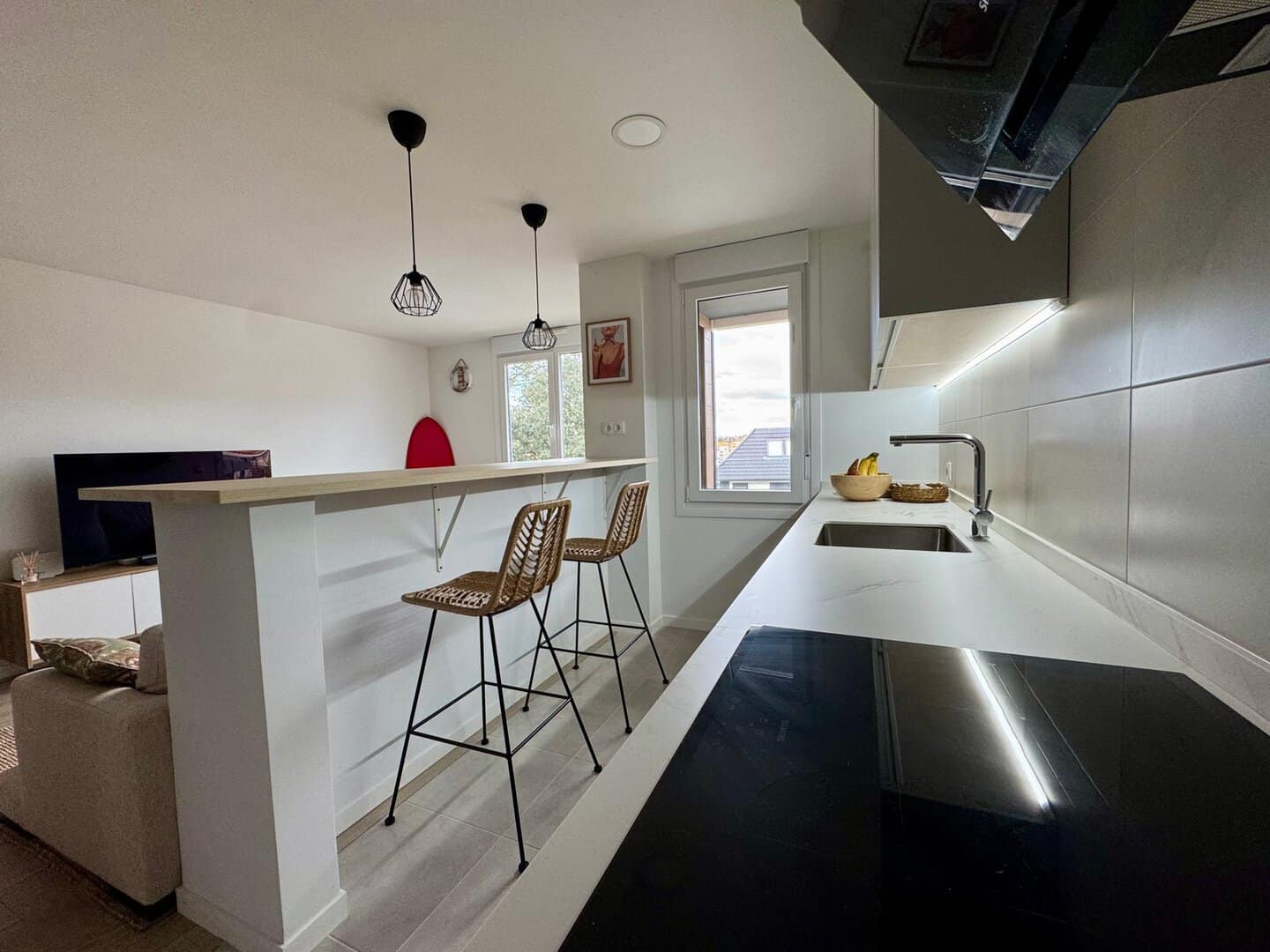 Cocina moderna con barra alta para desayunos