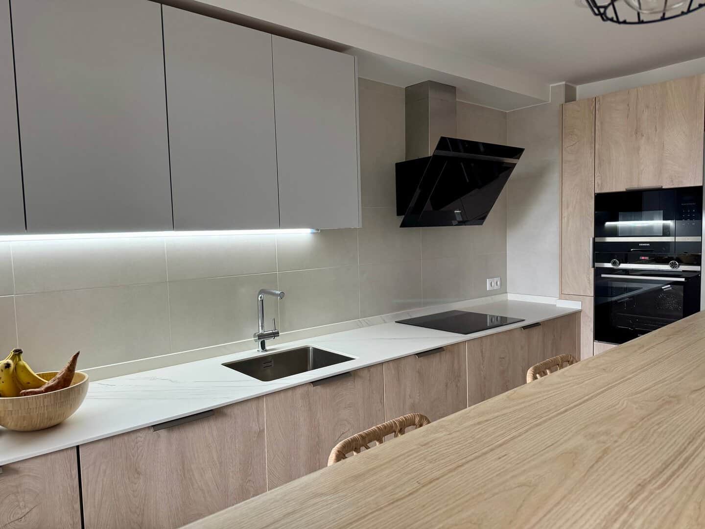 Cocina moderna con barra alta para desayunos - Imagen 2