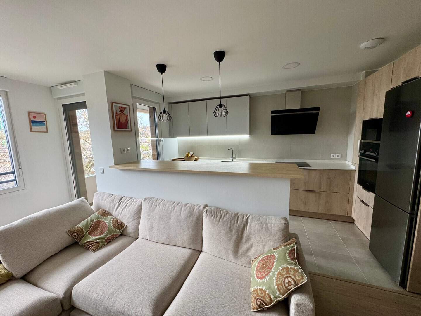 Cocina moderna con barra alta para desayunos - Imagen 3