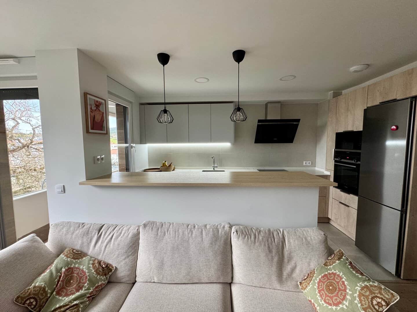 Cocina moderna con barra alta para desayunos - Imagen 4