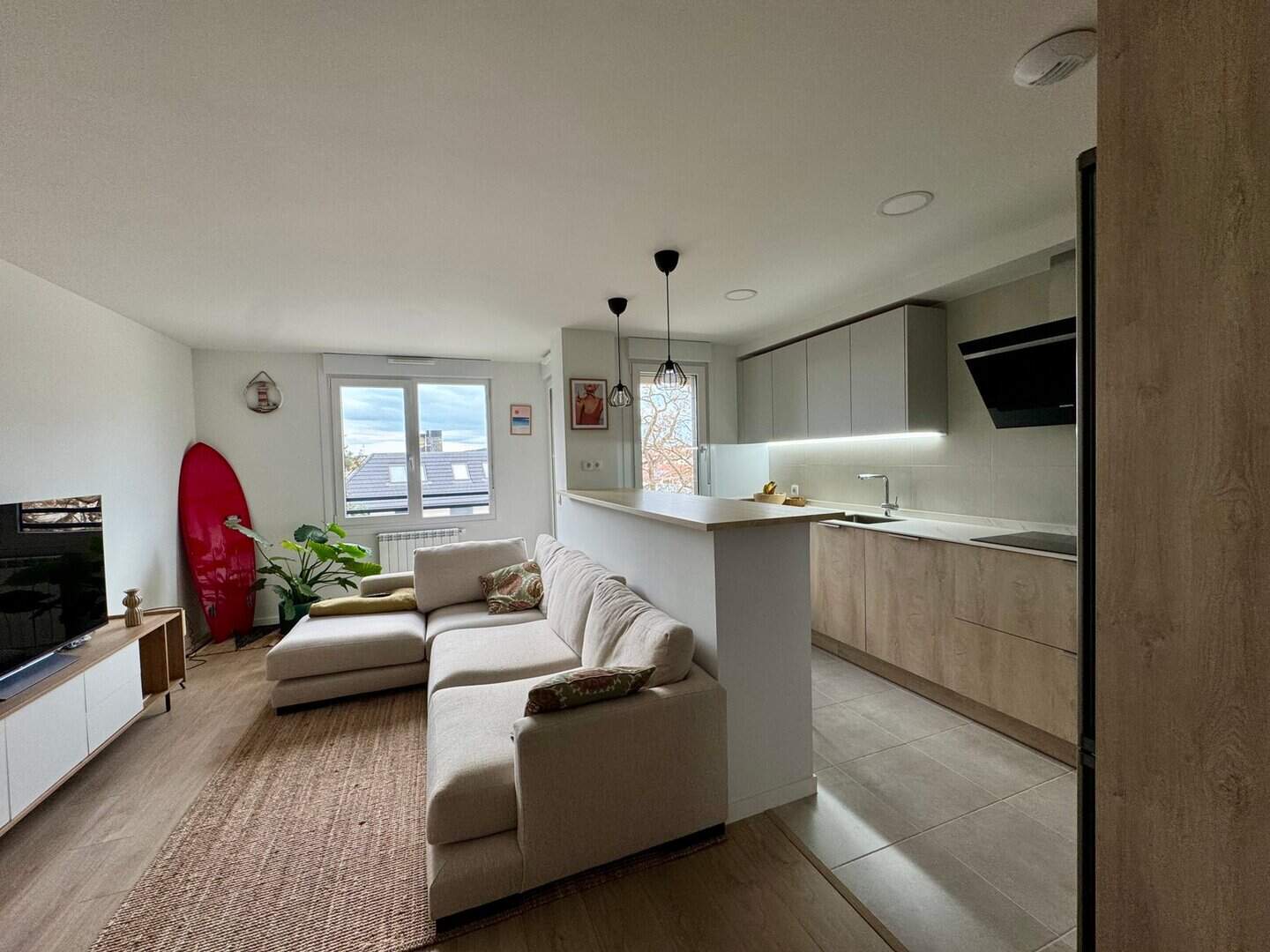 Cocina moderna con barra alta para desayunos - Imagen 5