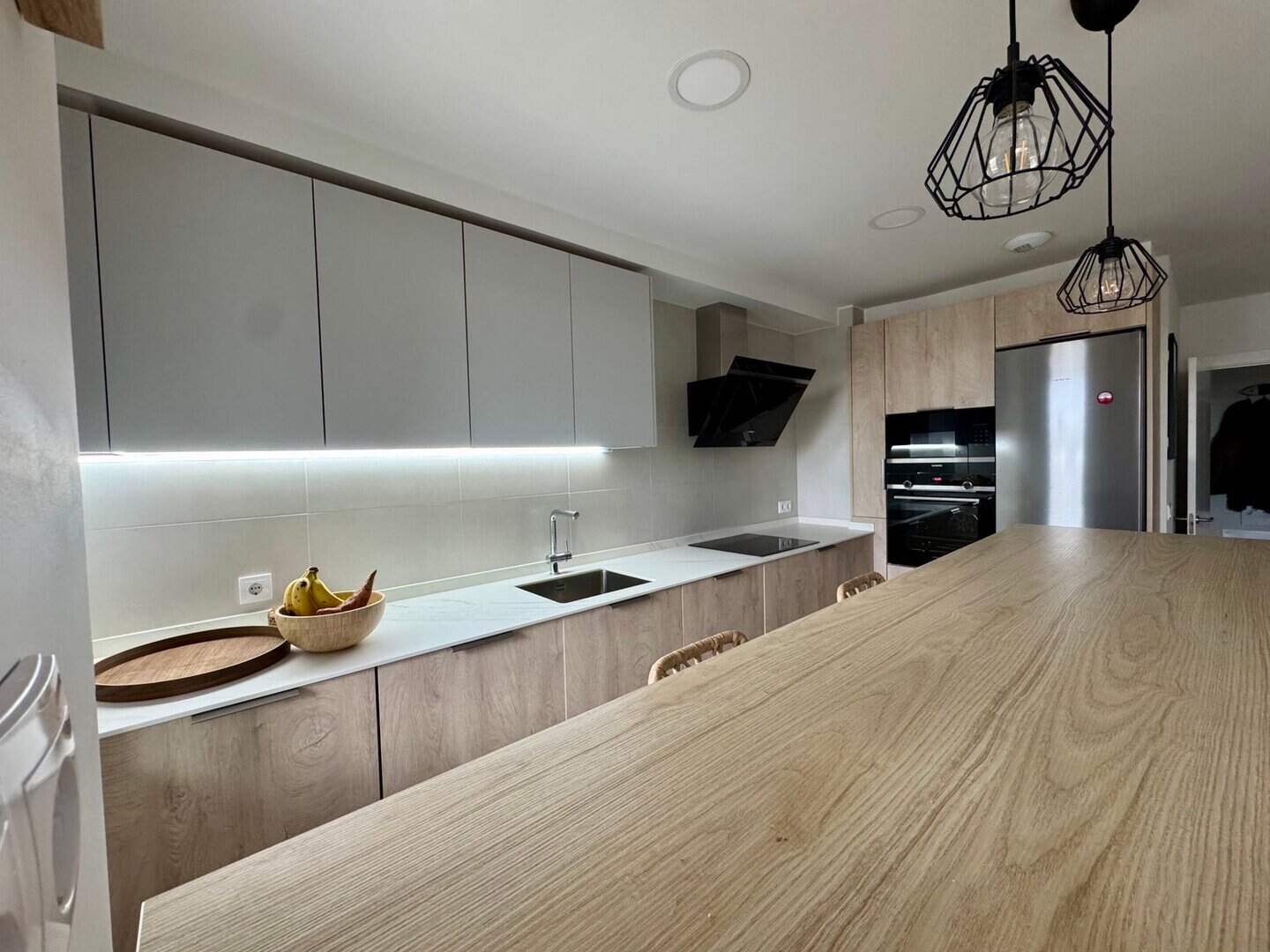 Cocina moderna con barra alta para desayunos - Imagen 6