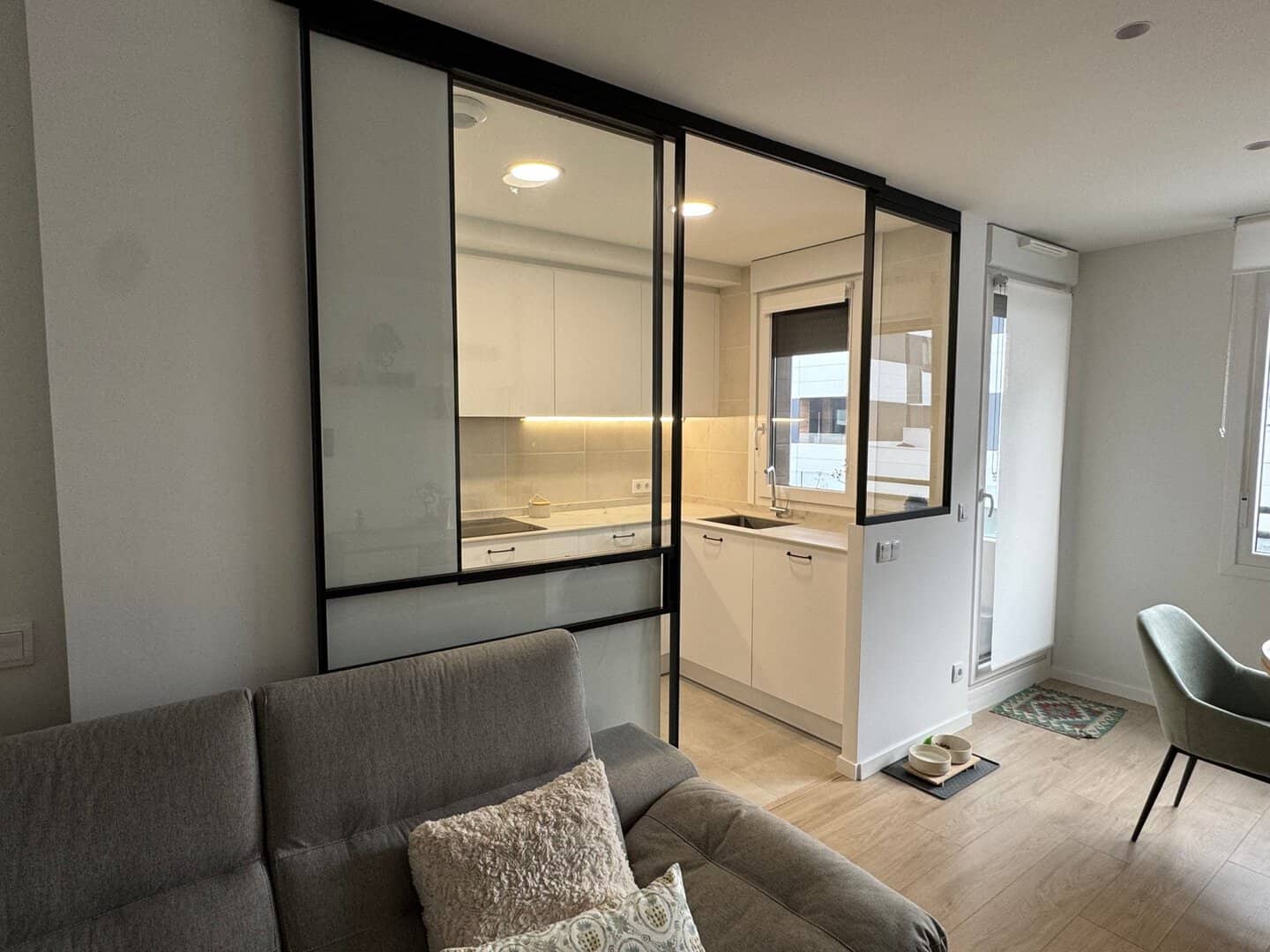 Cocina con cerramiento de cristal