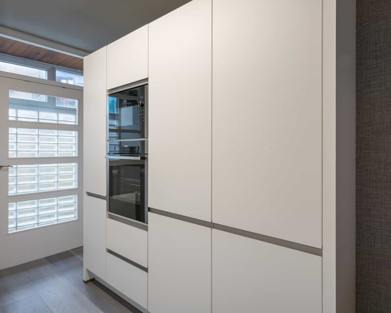 Cocina con entrepaño amarmolado