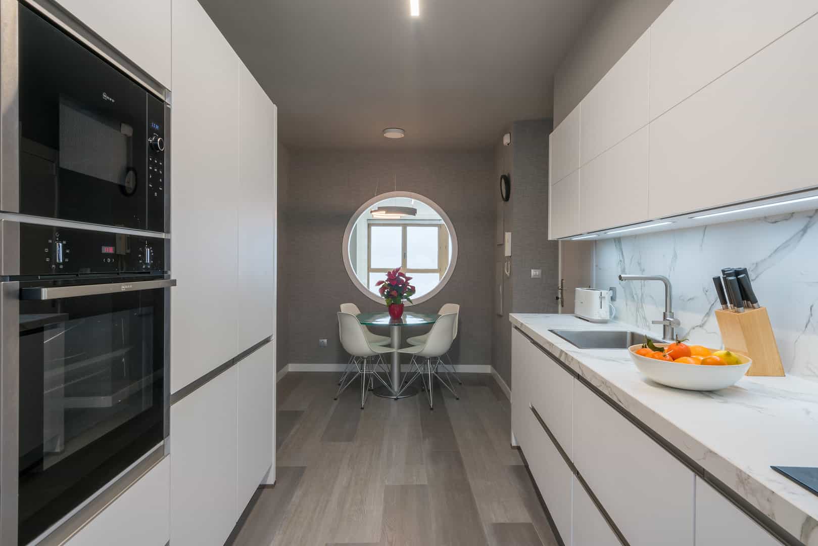 Cocina con entrepaño amarmolado - Imagen 1