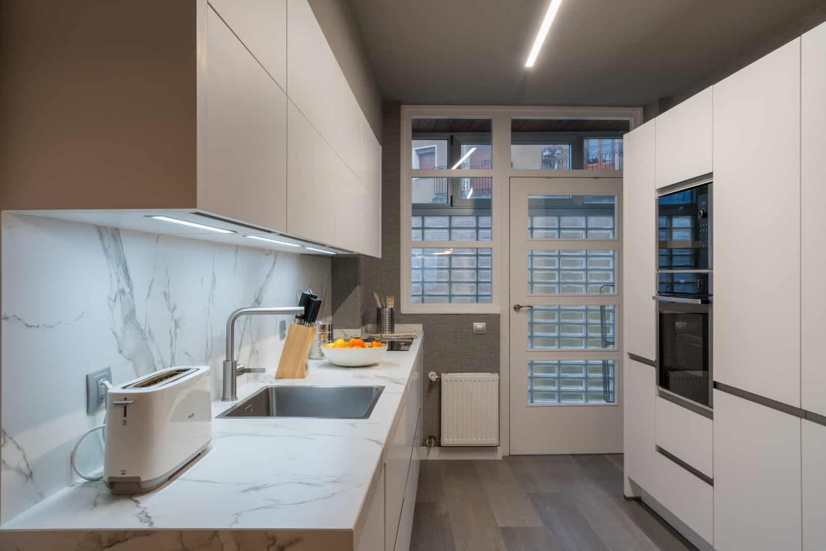 Cocina con entrepaño amarmolado - Imagen 8