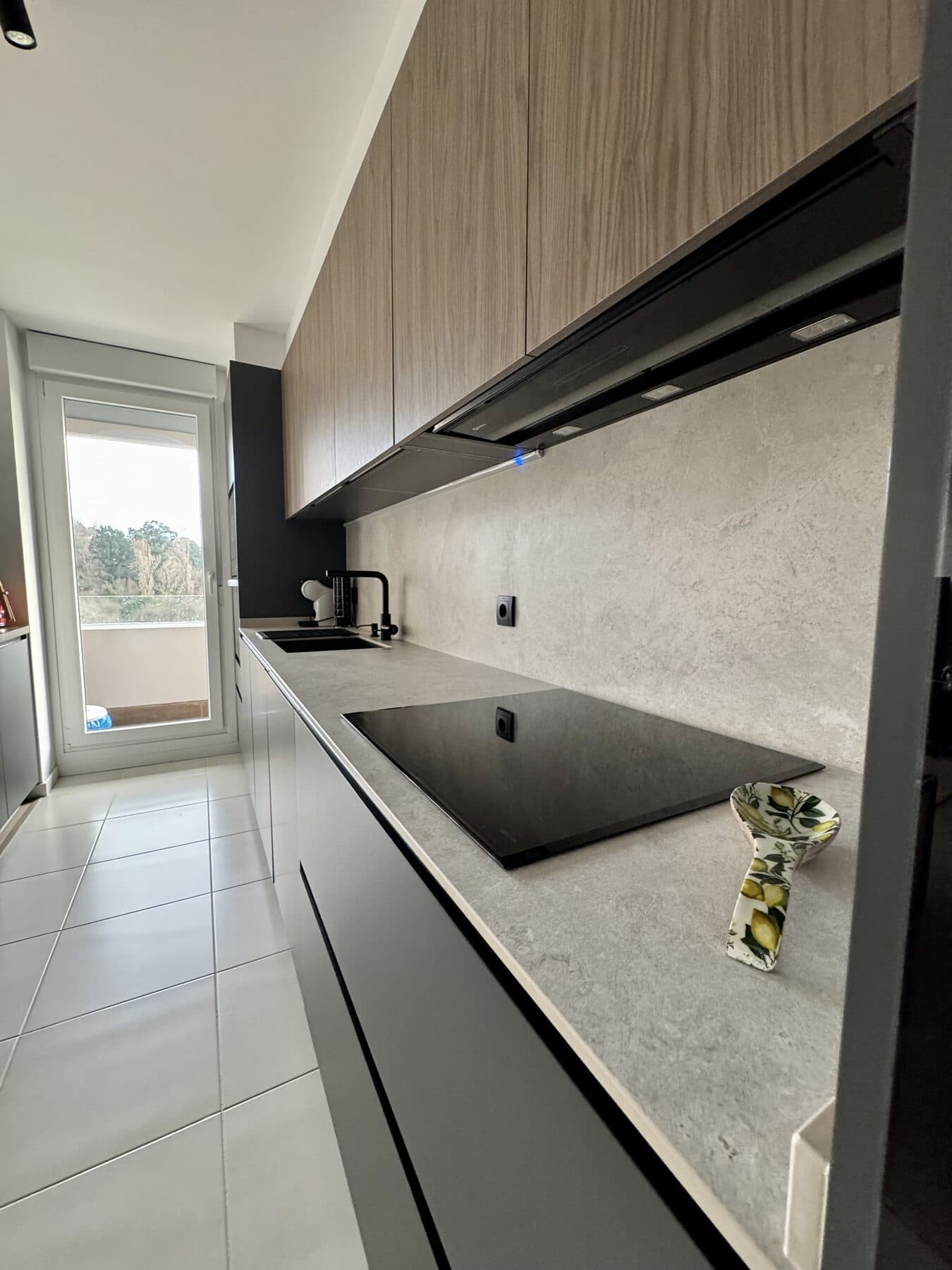 Cocina elegante y funcional a medida - Imagen 1