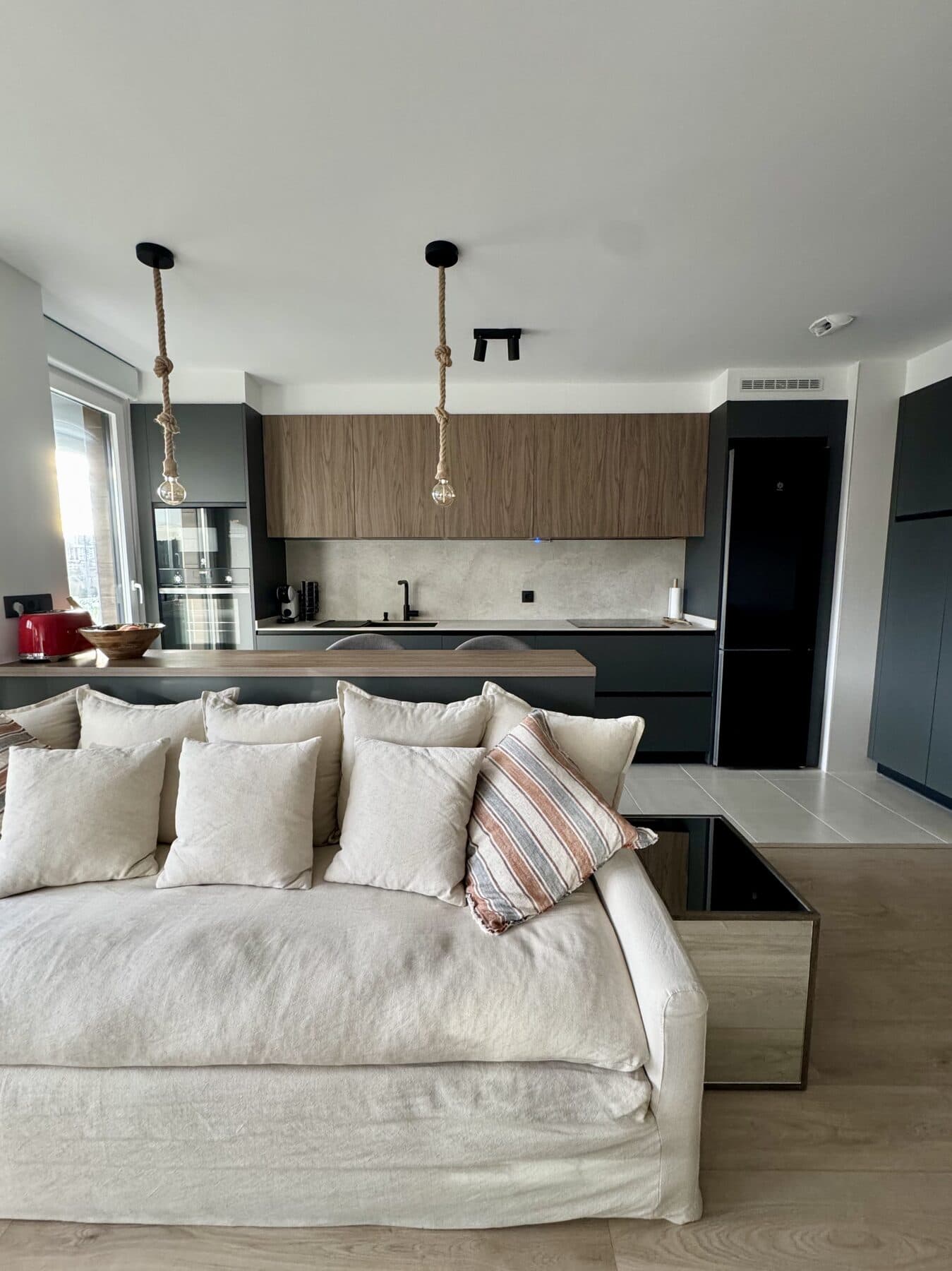 Cocina elegante y funcional a medida - Imagen 3