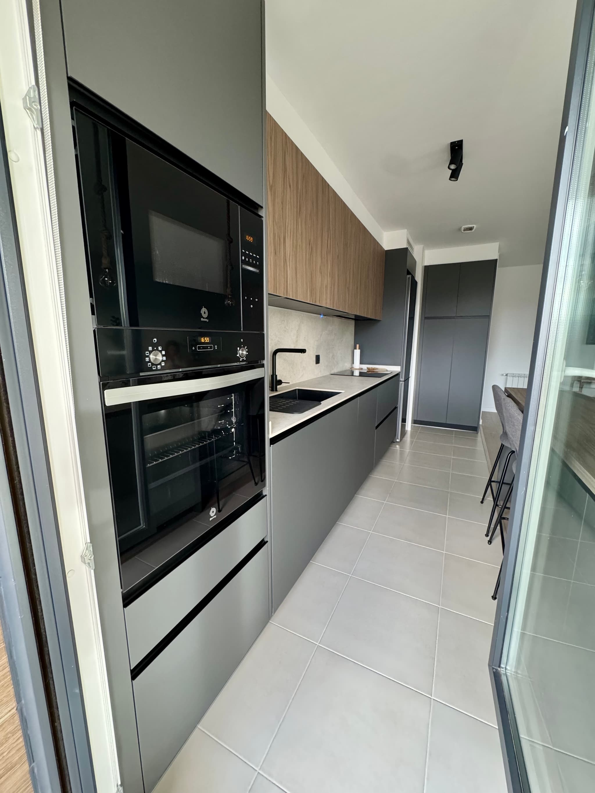 Cocina elegante y funcional a medida - Imagen 4