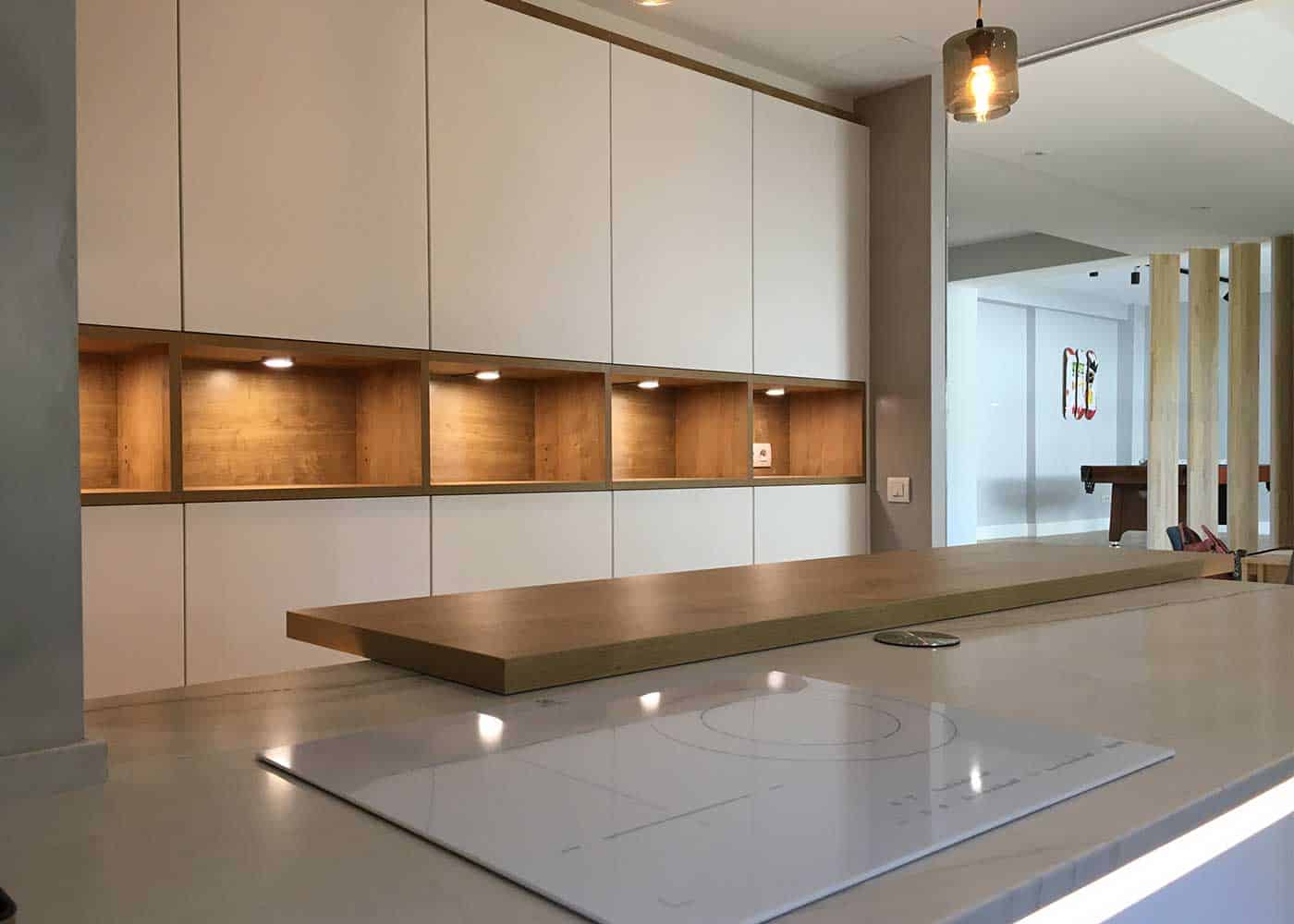 Diseño de cocina en blanco y madera